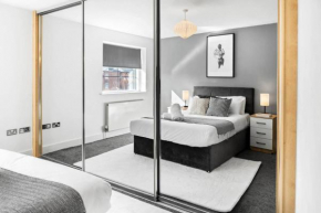 City Centre - Two Bedroom Apartment - Juliet Balcony - Secure Parking - WIFI - Smart TV - Top Rated -33S
